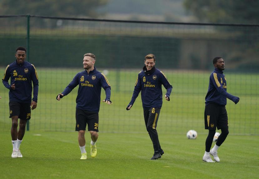 Para pemain Arsenal berlatih di lapangan latihan mereka di Colney, London Utara.
