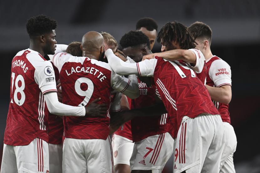 Para pemain Arsenal melakukan selebrasi setelah pemain Arsenal Willian mencetak gol ketiga timnya dalam pertandingan sepak bola Liga Utama Inggris antara Arsenal melawan West Bromwich Albion di Stadion Emirates di London, Inggris, Minggu, 9 Mei 2021.