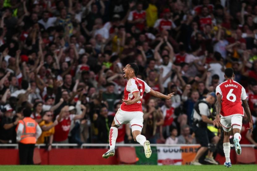 Para pemain Arsenal melakukan selebrasi setelah timnya mencetak gol ke gawang Manchester City di Stadion Emirates, London, Ahad (8/10/2023). 