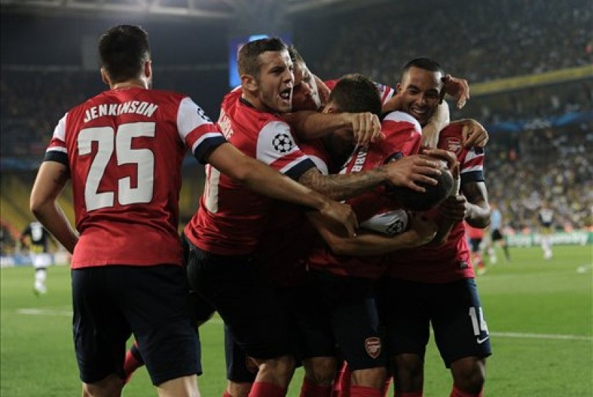 Para pemain Arsenal merayakan gol ke gawang Fenerbahce.