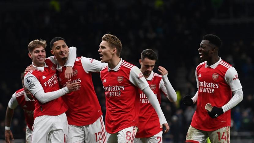 Para pemain Arsenal merayakan gol Martin Odegaard ke gawang Tottenham Hotspur dalam laga derby London Utara di Liga Primer Inggris.
