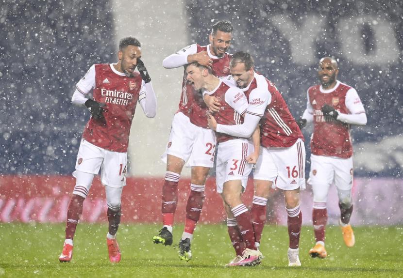 Para pemain Arsenal merayakan gol Kieran Tierney (tengah) ke gawang West Bromwich Albion.