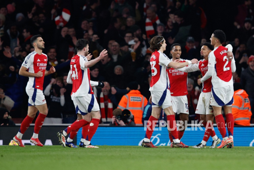 Para pemain Arsenal merayakan gol yang dicetak Ethan Nwaneri ke gawang Manchester City dalam pertandingan Liga Primer Inggris di Stadion Emirates, London, Senin (3/2/2025) dini hari WIB.