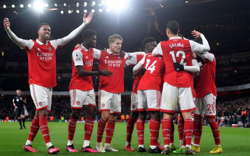 Para pemain Arsenal merayakan keberhasilan menjebol gawang Everton dalam lanjutan Liga Primer Inggris.