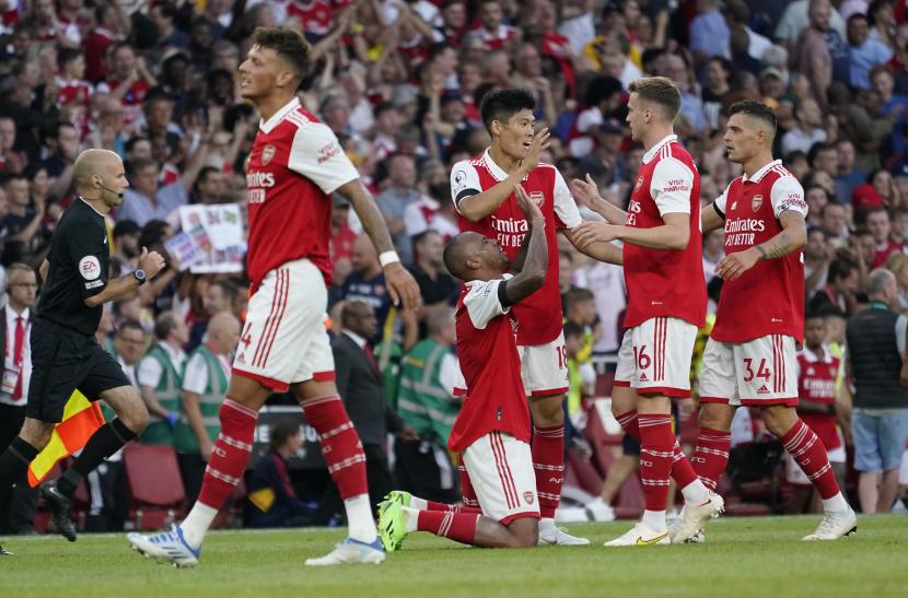 Para pemain Arsenal merayakan kemenangan mereka dalam pertandingan sepak bola Liga Inggris antara Arsenal dan Fulham di Stadion Emirates, London, Inggris, Sabtu, 27 Agustus 2022. 