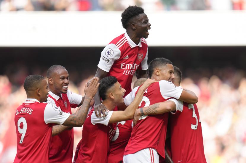 Para pemain Arsenal merayakan setelah rekan setimnya Thomas Partey mencetak gol pembuka timnya selama pertandingan sepak bola Liga Inggris antara Arsenal dan Tottenham Hotspur, di Stadion Emirates, di London, Inggris, Sabtu, 1 Oktober 2022. 