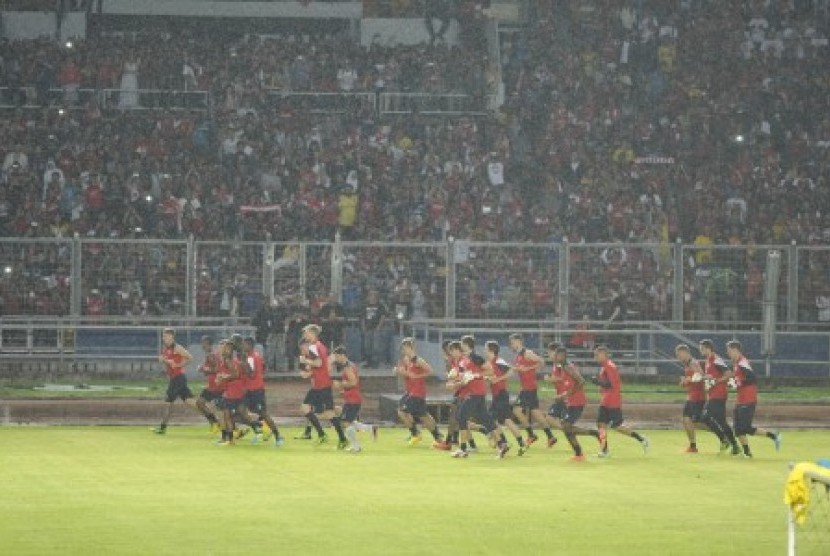 Para pemain Arsenal saat menjajal rumput Stadion Gelora Bung Karno, Sabtu (14/7) malam.