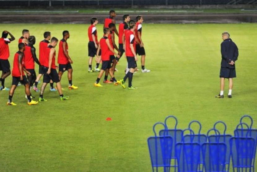 Para pemain Arsenal saat menjajal rumput Stadion Gelora Bung Karno.