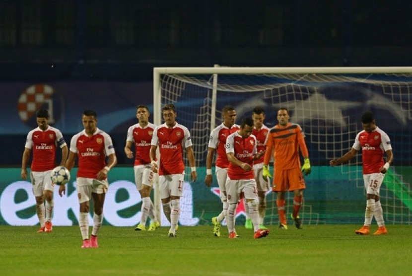 Para pemain Arsenal tertunduk lesu setelah gawangnya dibobol Dynamo Zagreb