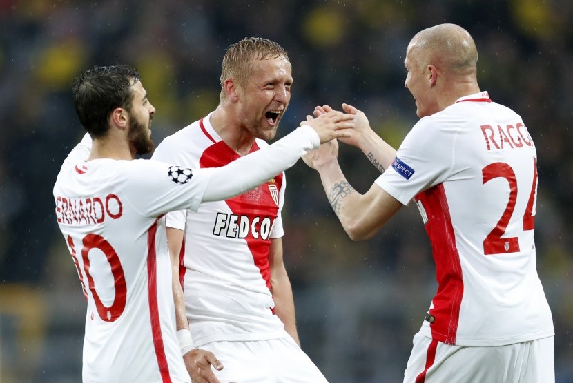 Para pemain AS Monaco merayakan gol ke gawang Borussia Dortmund pada leg pertama perempat final Liga Champions di Signal Iduna Park, Kamis (13/4) dini hari WIB. Monaco menang 3-1.