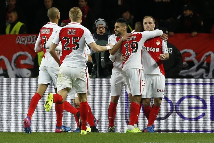 Para pemain AS Monaco saat merayakan gol ke gawang OGC Nice pada laga Ligue 1, 4 Februari 2017.