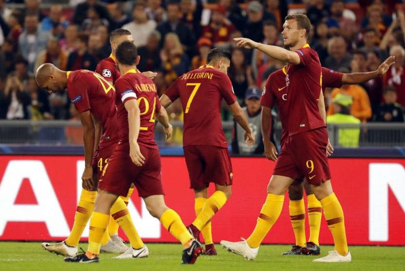 Para pemain AS Roma merayakan gol.