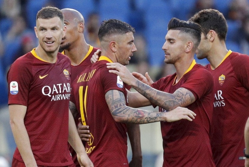 Para pemain AS Roma merayakan gol.