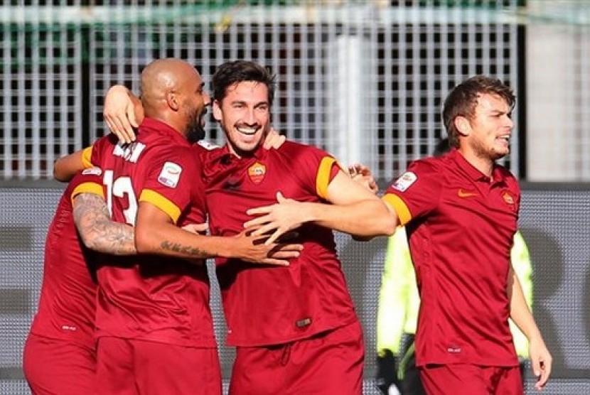 Para pemain AS Roma merayakan gol Davide Astori ke gawang Udinese dalam lanjutan Serie A, Selasa (6/1).