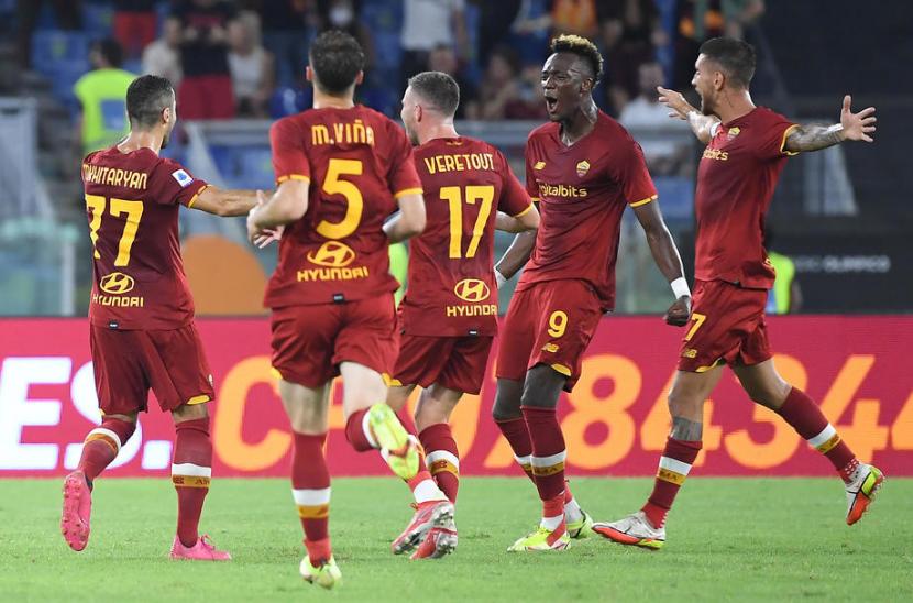 Para pemain AS Roma merayakan gol Henrikh Mkhitaryan (kiri) ke gawang Fiorentina. 