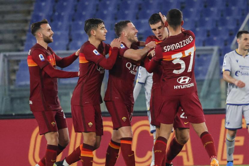 Para pemain AS Roma merayakan gol ke gawang Hellas Verona.