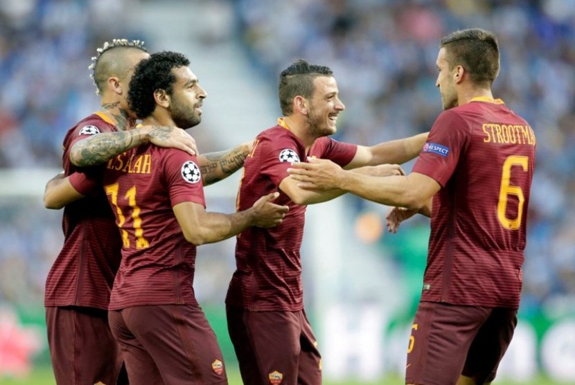 Para pemain AS Roma merayakan gol ke gawang Porto.