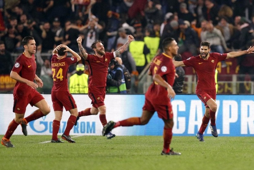 Para pemain AS Roma merayakan gol Kostas Manolas ke gawang Barcelona yang mengantarkan i Lupi lolos ke semifinal Liga Champions.