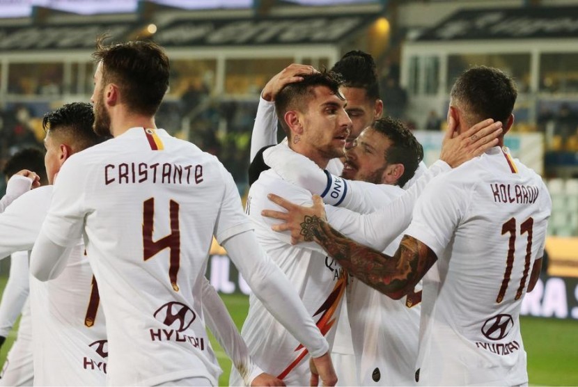 Para pemain AS Roma merayakan gol Lorenzo Pellegrini (tengah) ke gawang Parma di 16 besar Coppa Italia.