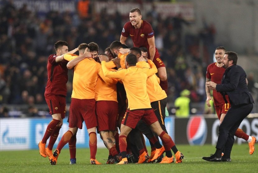 Para pemain AS Roma merayakan keberhasilan lolos ke semifinal Liga Champions.