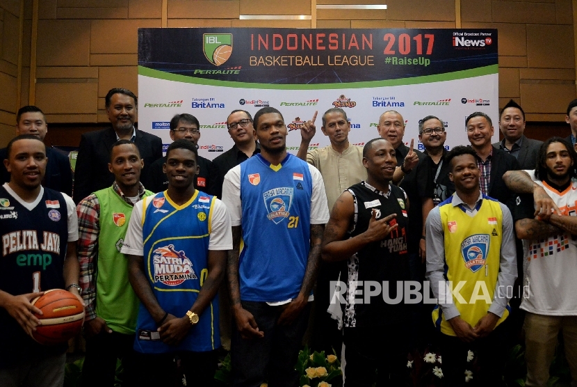 Para pemain asing dan para tokoh pendukung Indonesian Baseketball League (IBL) berfoto usai memberikan keterangan terkait pelaksanaan IBL 2017 di Jakarta, Selasa(10/1).