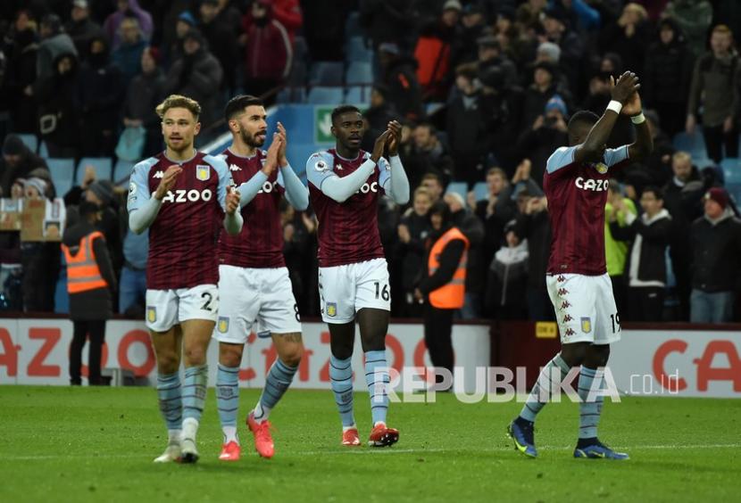  Para pemain Aston Villa bertepuk tangan saat mereka bereaksi kepada para penggemar setelah kemenangan mereka dalam pertandingan sepak bola Liga Premier Inggris antara Aston Villa dan Leicester City di Villa Park di Birmingham, Inggris,Ahad (5/12). 