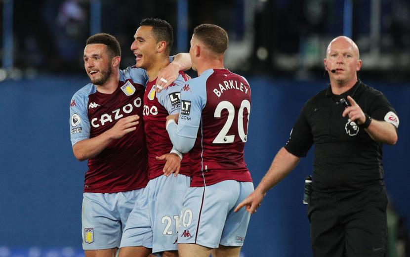 Para pemain Aston Villa merayakan gol Anwar El Ghazi (kedua dari kiri) ke gawang Everton pada laga lanjutan Liga Primer Inggris di Goodison Park, Ahad (2/5) dini hari WIB. Villa menang 2-1 atas Everton.