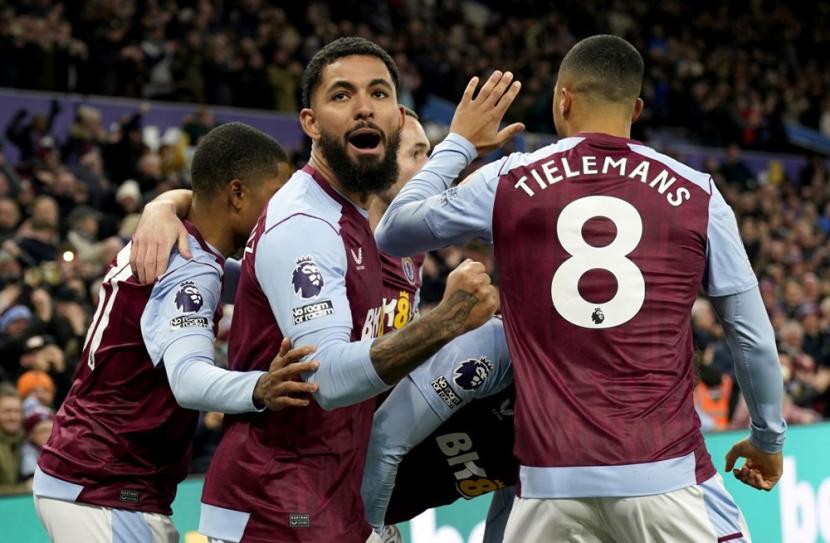 Para pemain Aston Villa merayakan gol ke gawang Arsenal dalam lanjutan Liga Primer Inggris.