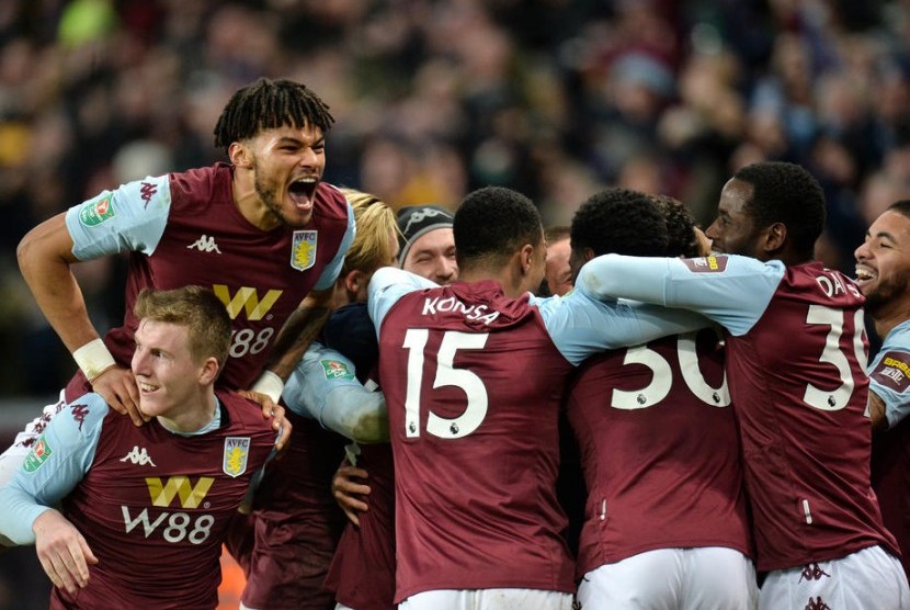 Para pemain Aston Villa merayakan keberhasilan menaklukkan Leicester City di semifinal Piala Liga Inggris.