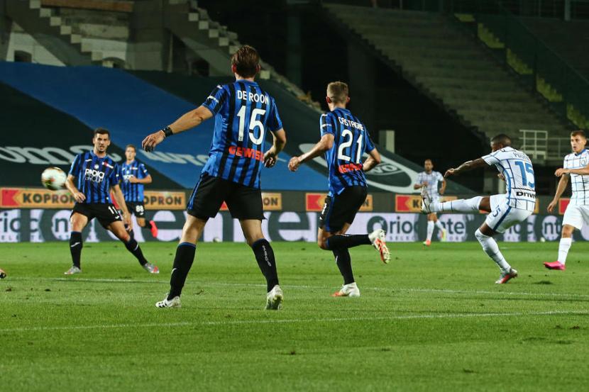 Para pemain Atalanta (baju biru hitam) dalam laga melawan Inter Milan.