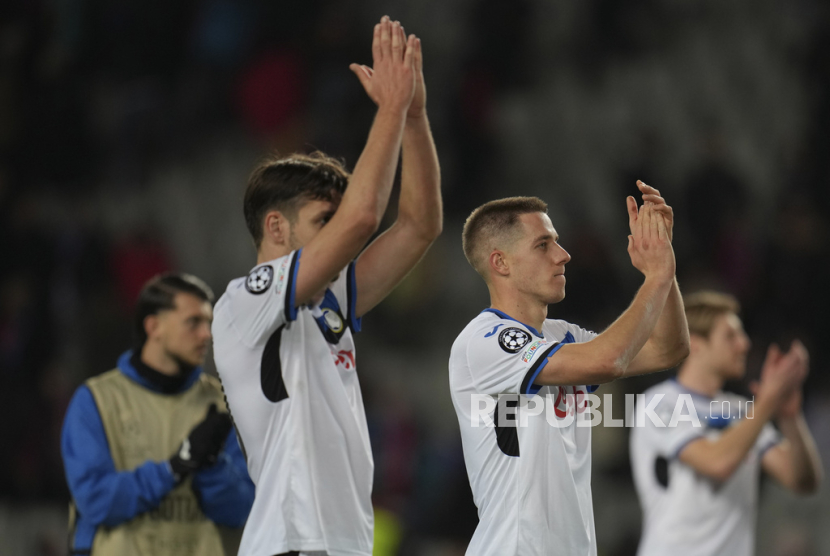 Para pemain Atalanta memberikan penghormatan kepada pemain setelah bermain imbang 2-2 melawan Barcelona pada laga penyisihan terakhir Liga Champions.