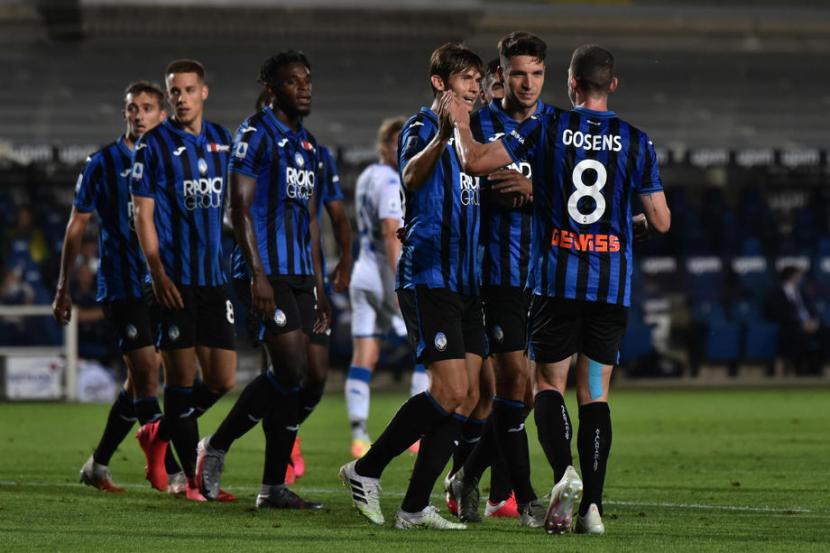 Para pemain Atalanta merayakan gol ke gawang Brescia.