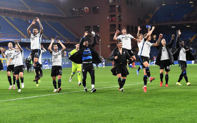 Para pemain Atalanta merayakan keberhasilan menang 3-1 di kandang Sampdoria.