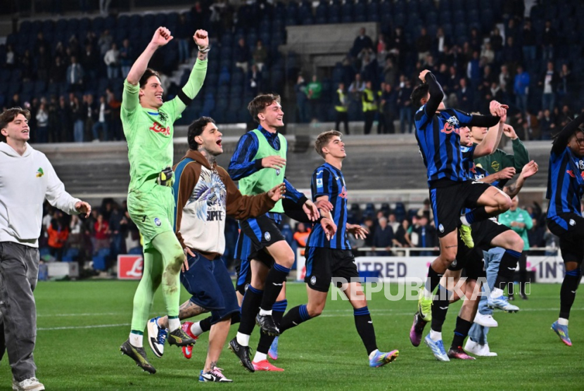 Para pemain Atalanta merayakan kemenangan bersama para pendukung mereka setelah mengalahkan AS Roma di Stadion Gewiss, Bergamo, Selasa (13/5/2025).