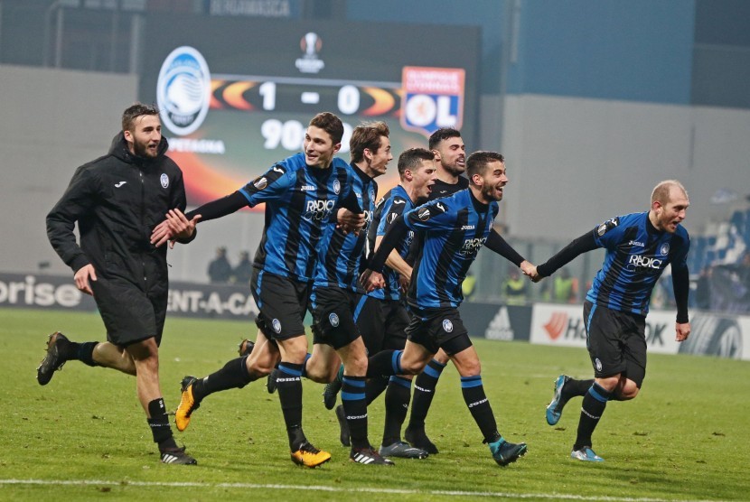 Para pemain Atalanta merayakan kemenangan bersama para pendukungnya pada laga terakhir Grup E Liga Europa, Jumat (8/12) dini hari WIB. Atalanta mengalahkan Olympique Lyon 1-0 di Stadion Mapei, Reggio Emilia, Italia.