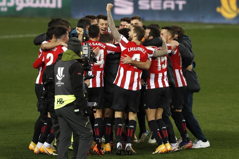 Para pemain Athletic Bilbao melakukan seleberasi usai memastikan diri lolos ke Piala Super Spanyol, 