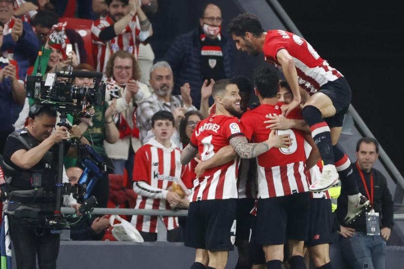 Para pemain Athletic Bilbao merayakan gol ke gawang Atletico Madrid dalam pertandingan La Liga Spanyol.