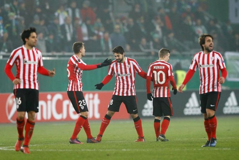 Para pemain Athletic Bilbao merayakan gol ke gawang Rapid Wina.