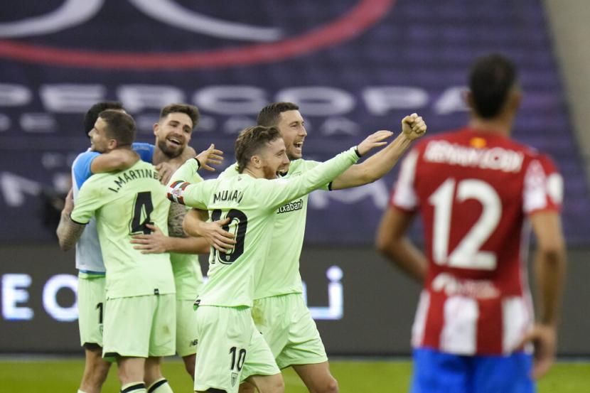 Para pemain Athletic Bilbao merayakan keberhasilan lolos ke final Piala Super Spanyol setelah mengalahkan Atletico Madrid 2-1 di semifinal, Jumat (14/1/2022) dini hari WIB.