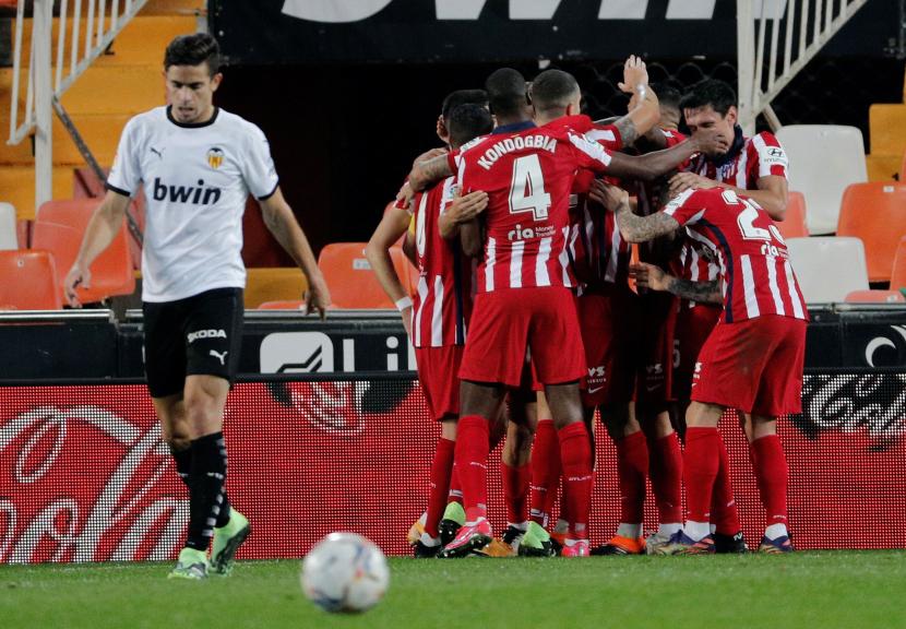 Para pemain Atletico Madrid melakukan selebrasi saat mencetak gol melawan Valencia, Senin (30/11).