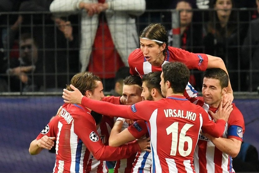 Para pemain Atletico Madrid merayakan gol ke gawang Bayer Leverkusen pada leg pertama babak 16 besar Liga Champions di Bay Arena, Rabu (22/2) dini hari WIB.