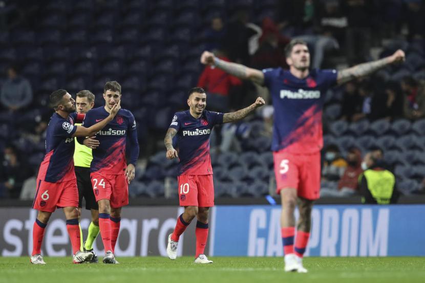 Para pemain Atletico Madrid merayakan gol ke gawang Porto di Liga Champions. 