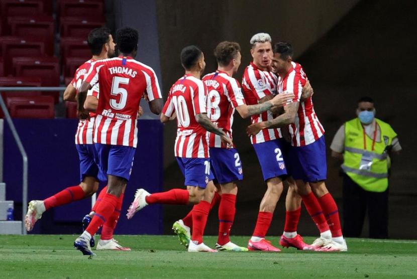 Para pemain Atletico Madrid merayakan  gol ke gawang Real Valladolid dalam pertandingan La Liga Spanyol, Ahad (21/6) dini hari WIB.
