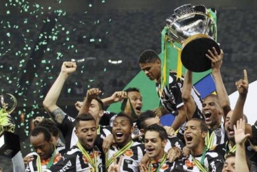 Para pemain Atletico Mineiro merayakan gelar juara Piala Brasil, Kamis (27/11) dini hari WIB.