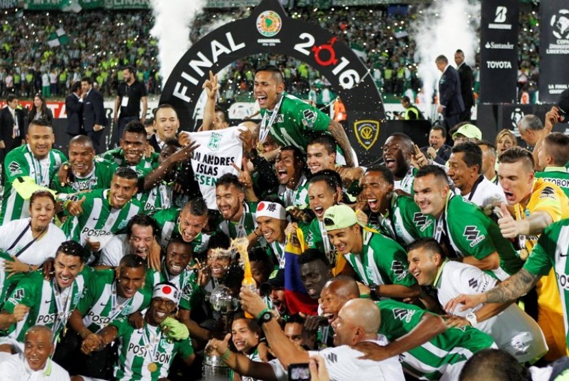 Para pemain Atletico Nacional merayakan gelar juara Copa Libertadores 2016.