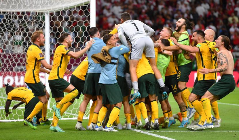 Para pemain Australia merayakan keberhasilan lolos ke Piala Dunia 2022 setelah menang 5-4 atas Peru lewat adu penalti dalam playoff antarbenua di DOha, Qatar.
