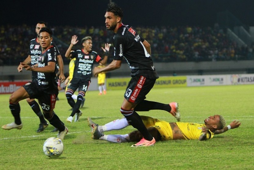 Para pemain Bali United (baju hitam) saat menghadapi Barito Putera.