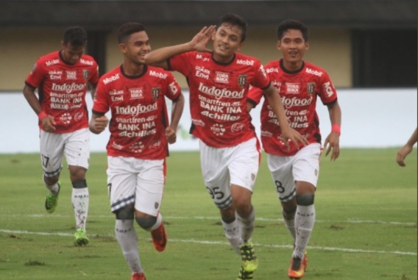 Para pemain Bali United merayakan gol ke gawang PSPS pada Piala Presiden 2018.