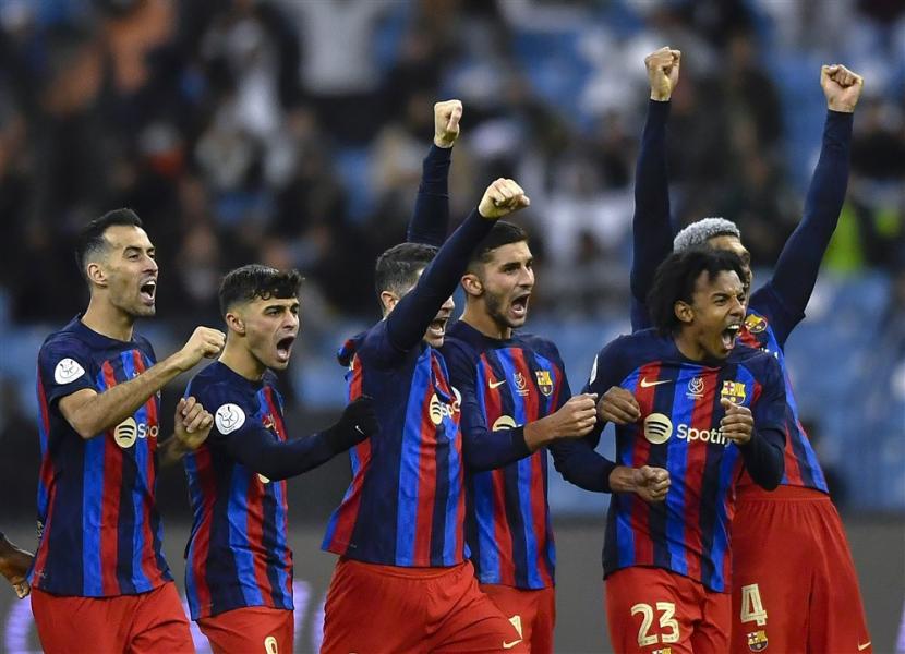 Para pemain Barcelona berselebrasi merayakan kemenangan setelah mengalahkan Real Betis 4-2 lewat adu penalti pada semifinal Piala Super Spanyol di Stadion King Fahd, Riyadh, Jumat (13/1/2023) dini hari WIB..