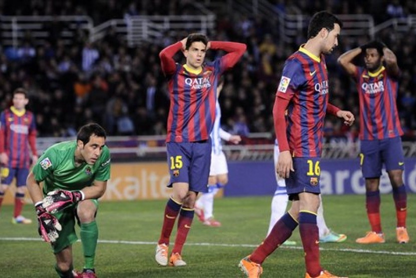 Para pemain Barcelona kecewa setelah terbuangnya sejumlah peluang.